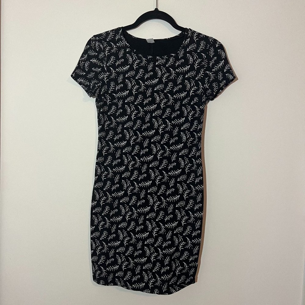 Old Navy Dress Size XS Bodycon, Black and White Feather Pattern, Stretchy Fit